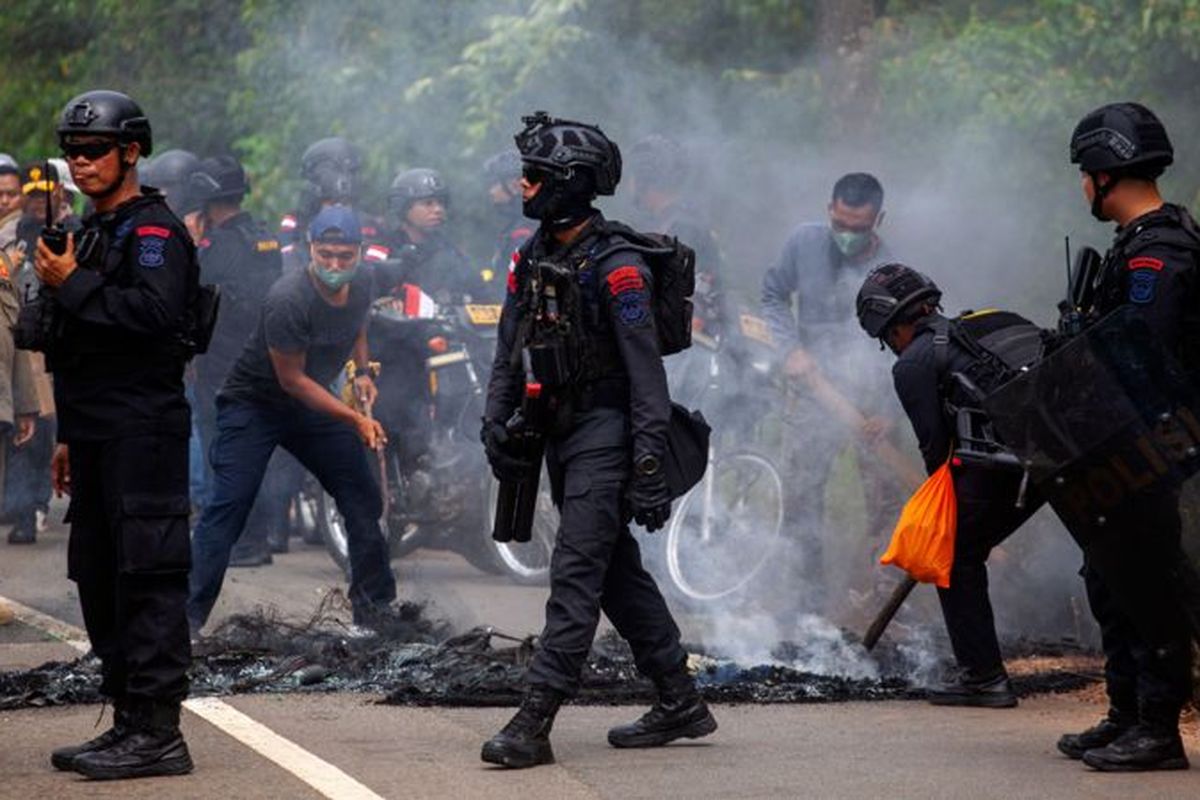 Di tengah desakan masyarakat agar Polri menarik pasukan dari Pulau Rempang, Kapolri Jenderal Listyo Sigit Prabowo pada Kamis (14/9/2023) menyatakan menambah empat kompi pasukan untuk memperkuat sosialisasi kepada masyarakat yang akan direlokasi