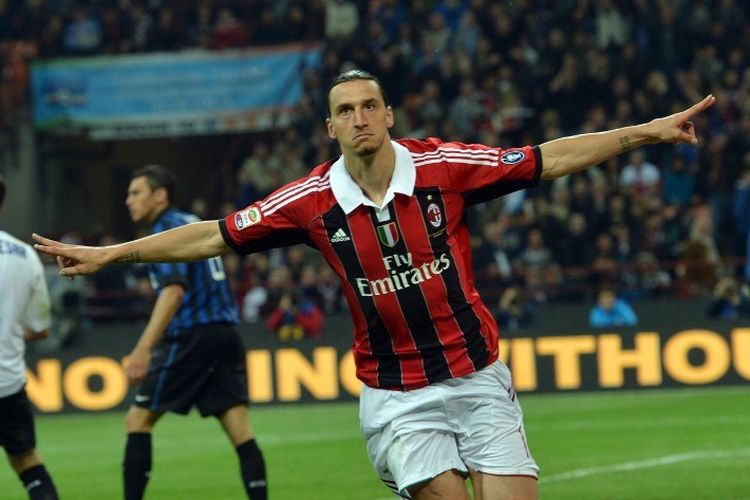 Striker AC Milan, Zlatan Ibrahimovic, merayakan gol ke gawang Inter Milan pada laga Liga Italia di Stadion San Siro, Milan, pada 6 Mei 2012.