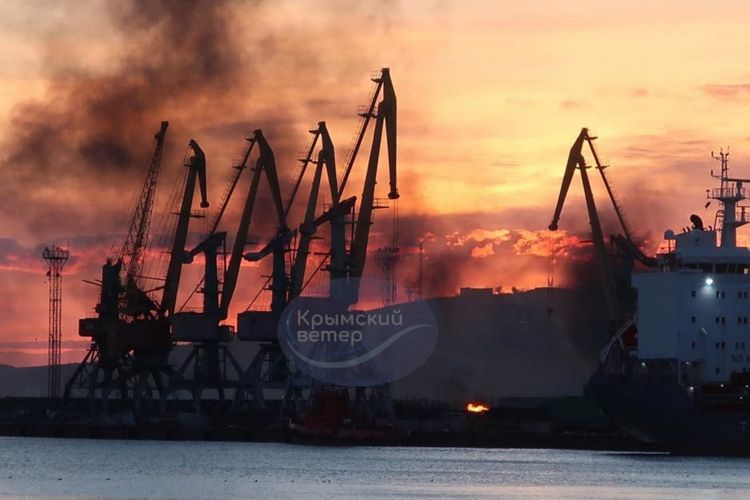 Asap mengepul dari kapal perang Rusia yang hancur diserang Ukraina di pelabuhan Feodosiya, Semenanjung Crimea, 26 Desember 2023.