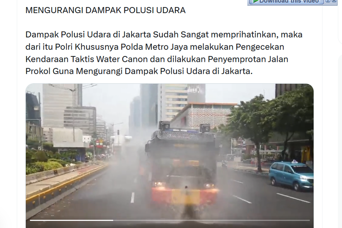 Polda Metro Jaya lakukan penyemprotan water canon untuk kurangi polusi udara Jakarta.