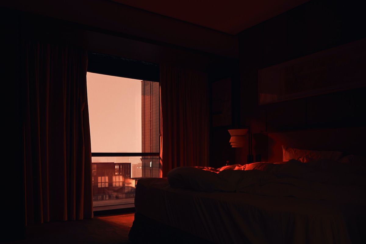Tidur dengan jendela terbuka baik bagi kesehatan, bisa meminimalkan paparan virus dan menyejukkan kamar.