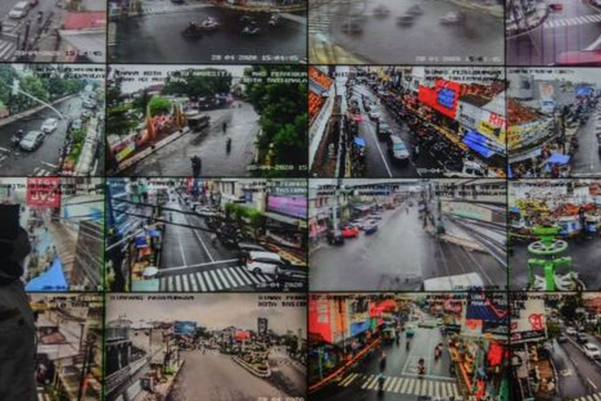 Operator Dinas Perhubungan (Dishub) Kota Tasikmalaya memantau arus lalu lintas di sejumlah titik persimpangan melalui CCTV di Area Traffic Control Sistem (ATCS) Kota Tasikmalaya, Jawa Barat, Selasa (28/4). 