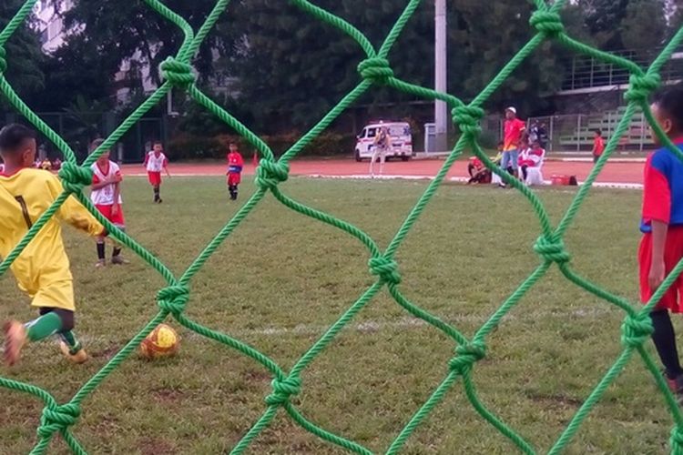 Penjaga gawang menendang bola pada pertandingan antara Sekolah Sepak Bola (SSB) Muda Sebaya Rambong Sialang (Medan) vs Remedial Wirosari Purwodadi (Semarang) pada babak final Biskuat Academy 2019 mulai Sabtu (11/1/2020) sampai dengan Minggu (12/1/2020) tersebut di Stadion Sepak Bola GOR Sumantri Brodjonegoro, Jakarta.
