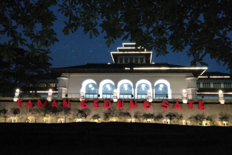 Kantor Gubernur Jawa Barat atau akrab disebut Gedung Sate.
