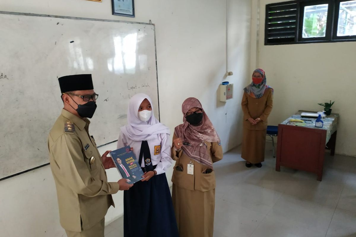 Wakil Wali Kota Depok Imam Budi Hartono meninjau hari pertama pembelajaran tatap muka terbatas di SMPN 1 Depok, Senin (4/10/2021).