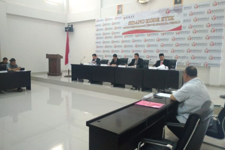 Sidang kode etik terhadap ketua KPU kota Palembang Eftiyani di kantor Badan Pengawas Pemilu (Bawaslu) Provinsi Sumatera Selatan, Senin (4/3/2019).