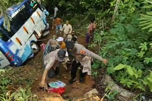 Diduga Rem Blong, Bus Terjun ke Jurang Sedalam 50 Meter di Lampung, 1 Penumpang Tewas