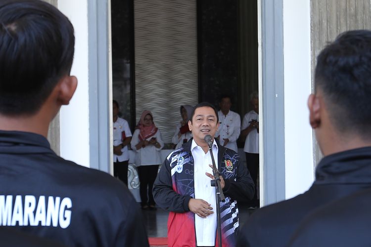 Wali Kota Semarang Hendrar Prihadi saat melepas keberangkatan tim PSIS U-17 untuk berlaga di Piala Soeratin 2019 tingkat Jawa Tengah,  di Balai Kota Semarang, Rabu (31/7/2019).