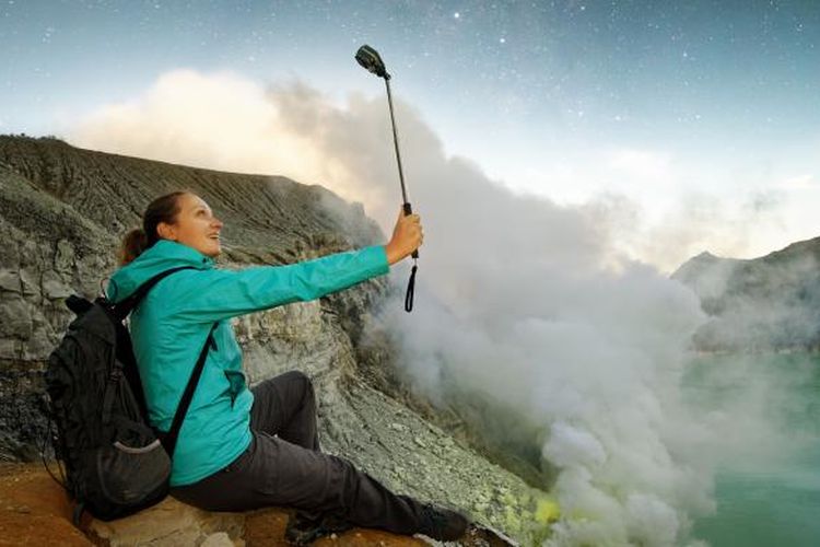 Turis selfie di Kawah Ijen, Banyuwangi