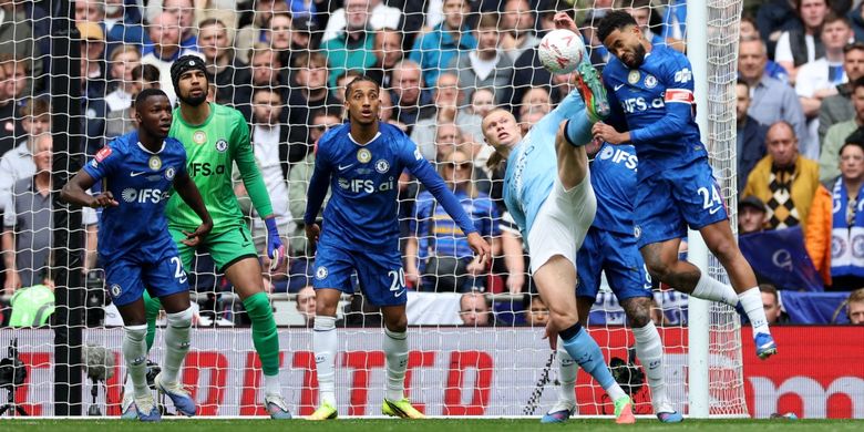 Erling Haaland mencoba menembak ke gawang dalam pertandingan sepak bola final Piala FA antara Chelsea vs Manchester City di Stadion Wembley di London, pada 16 Mei 2026. (Foto oleh Adrian Dennis / AFP)