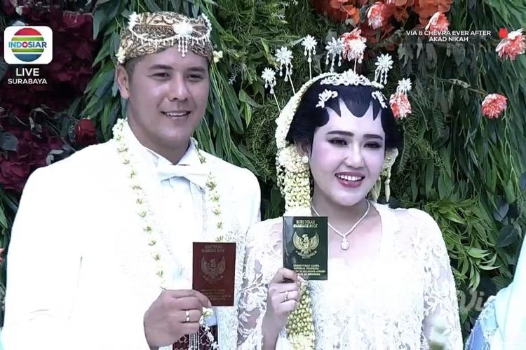 Via Vallen dan Chevra Yolandi resmi menjadi suami istri setelah menggelar akad menikah di hotel JW Mariott Surabaya, Jawa Timur, Jumat (15/7/2022).