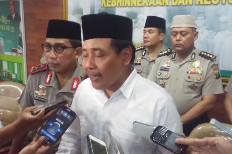 Ketua PWNU Jatim, Hasan Mutawakkil Alallah (putih)