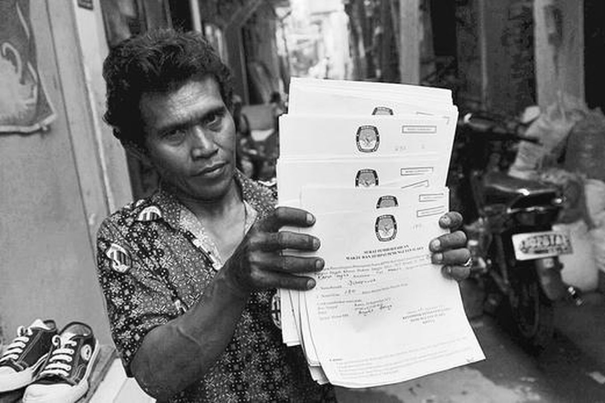 Ketua Kelompok Penyelenggara Pemungutan Suara 022 Kelurahan Karet Tengsin, Jakarta Pusat, Sutarno memperlihatkan formulir C6 untuk warganya, Selasa (18/9). Rencananya, hari itu juga undangan bagi 504 pemilih akan dibagikan. Namun, ia tidak mengetahui lokasi mengungsi  sebagian warganya yang menjadi korban kebakaran beberapa waktu lalu. Ia berharap warga yang mengungsi hadir di tempat pemungutan suara (TPS) untuk mengambil formulir C6 dan sekaligus menggunakan haknya.