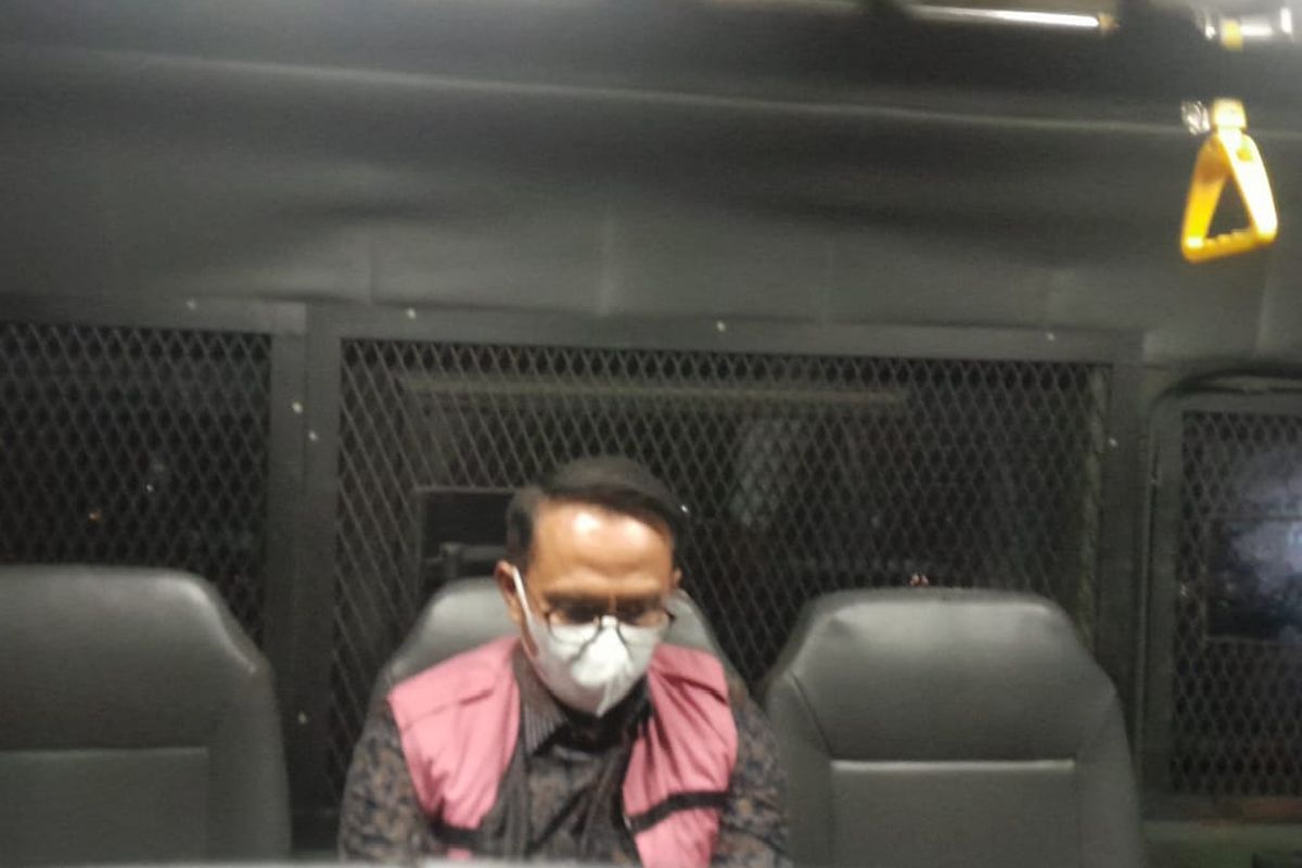 Kejaksaan saat menahan dan menetapkan mantan Direktur PTPN 1 tahun 2020-2023 Irwan Perangin-angin (IP), menjadi tersangka korupsi, Jumat (7/11/2025). 