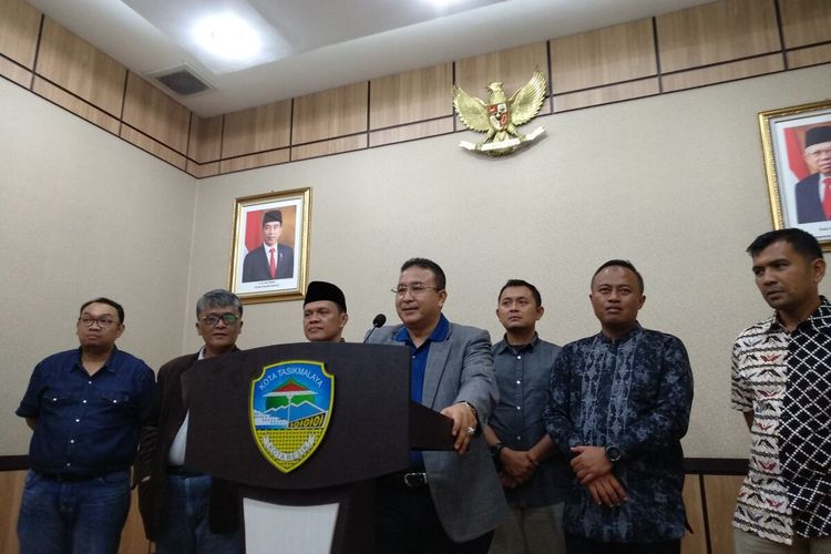 Wali Kota Tasikmalaya Budi Budiman, saat memberikan keterangan beberapa keputusan terkait kewaspadaan penyebaran pandemi virus corona di Kota Tasikmalaya, Senin (16/3/2020).