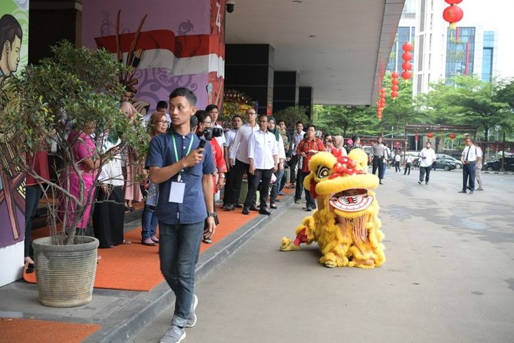 Barongsai beraksi dalam acara Perayaan Imlek Bersama di Kementerian Pendidikan dan Kebudayaan, Kamis (6/2/2020).