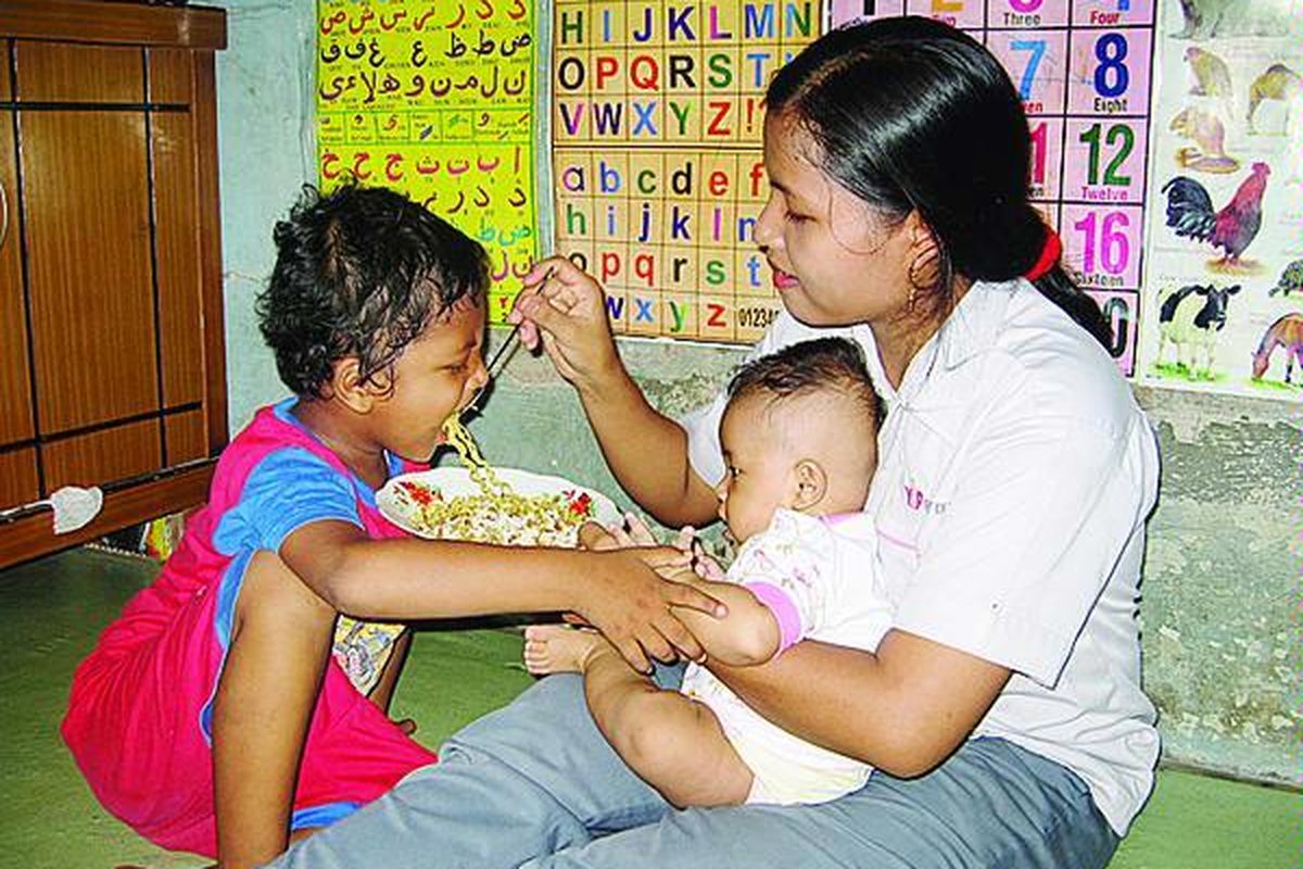Mulyana, buruh sebuah perusahaan di Batu Ceper, Kota Tangerang, Banten, Selasa (29/4), menyempatkan diri pulang ke rumahnya saat istirahat siang. Selain untuk menyusui anak bungsunya, Sherin (5 bulan), Mulyana juga menanggung kehidupan suami, dua anaknya, dan seorang kerabat.  