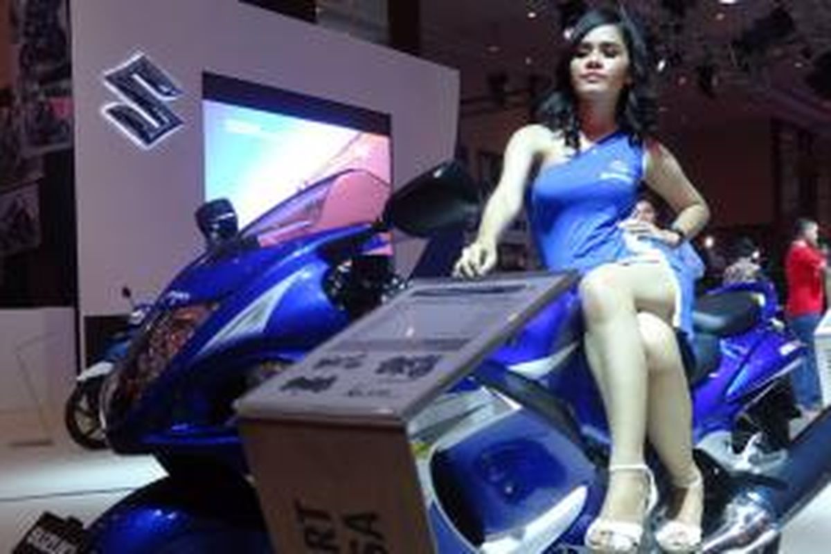 Model Suzuki tampil seksi untuk bidikan kamera pengunjung.