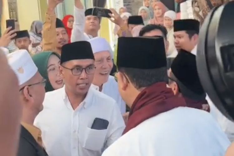 Dewan Pengasuh Pondok Pesantren Darussalam Blokagung Banyuwangi saat menyambut pasangan Anies-Muhaimin pada September 2023.