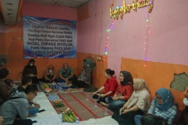 Pada Senin (21/11/2022), Wakil Ketua Komisi II DPR RI Saan Mustopa mendatangi pedagang Pasar Rengasdengklok yang enggan direlokasi ke Pasar Proklamasi.