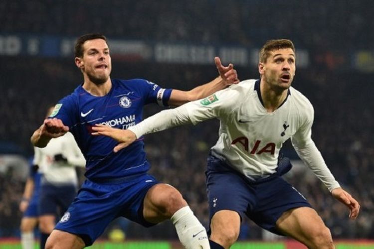 Cesar Azplicueta mengawal Fernando Llorente pada pertandingan Chelsea vs Tottenham Hotspur di Stadion Stamford Bridge dalam semifinal Piala Liga Inggris, 24 Januari 2019.