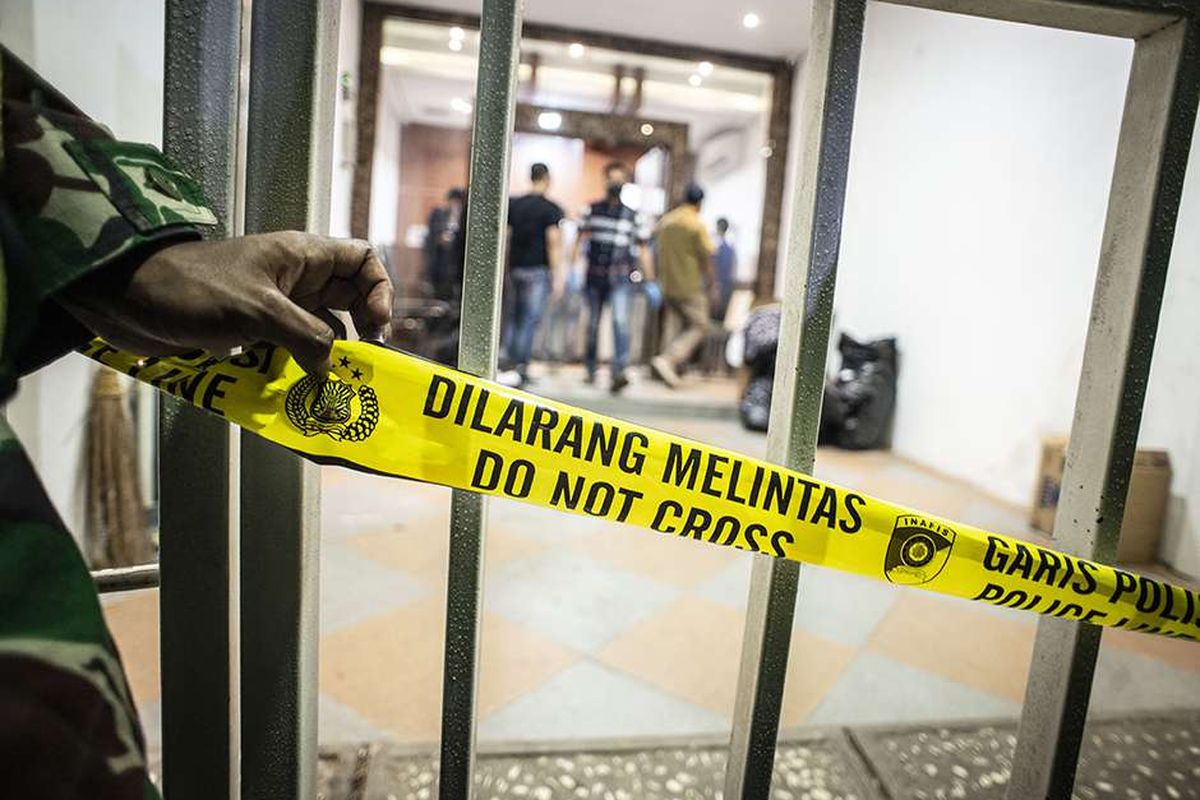 Garis dilarang melintas terpasang di pintu gerbang saat tim Densus 88 Antiteror melakukan penggeledahan di bekas markas Front Pembela Islam (FPI), Petamburan, Jakarta, Selasa (27/4/2021). Tim Densus 88 Antiteror menggeledah tempat tersebut pascapenangkapan mantan Sekretaris Umum Front Pembela Islam (FPI) Munarman terkait kasus dugaan tidak pidana terorisme.