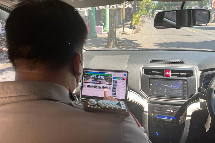 Petugas Polres Kediri Kota, Jawa Timur, saat mengoperasikan perangkat INCAR di dalam mobil patroli. Mobil INCAR ini mulai beroperasi sejak 1 Juni 2022.