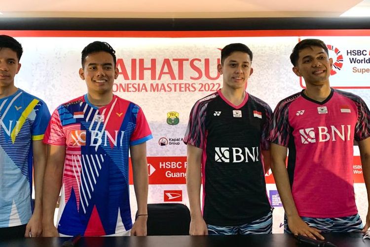 Fajar Alfian/Muhammad Rian Ardianto dan Pramudya Kusumawardana/Yeremia Erich Yoche Yacob Rambitan seusai melakukan sesi konferensi pers di Indonesia Masters 2022 pada Kamis (9/6/2022).