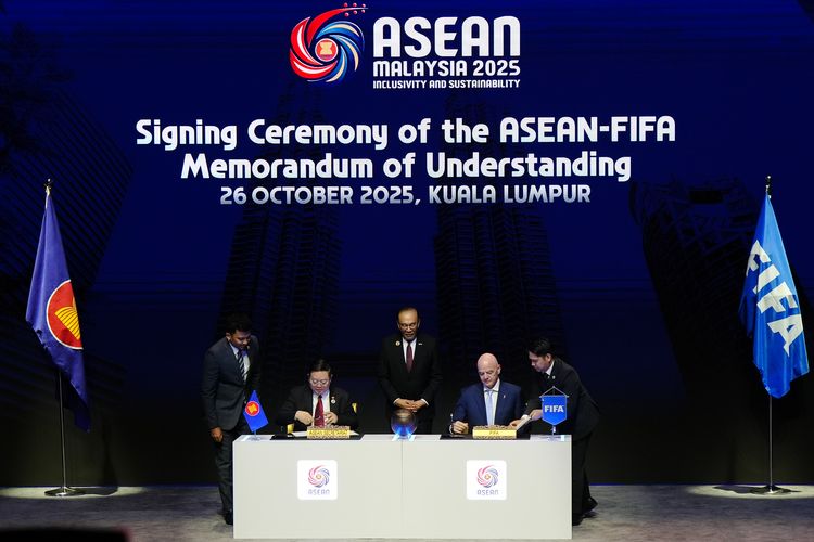 Presiden FIFA Gianni Infantino dengan Perdana Menteri Malaysia H.E Anwar Ibrahim dan Sekretaris Jenderal ASEAN Kao Kim Hourn dalam upacara penandatanganan Nota Kesepahaman ASEAN-FIFA sebagai bagian dari KTT ASEAN pada 26 Oktober 2025 di Kuala Lumpur, Malaysia. (Foto oleh Mohd Syafiq Bin Azahari/FIFA)