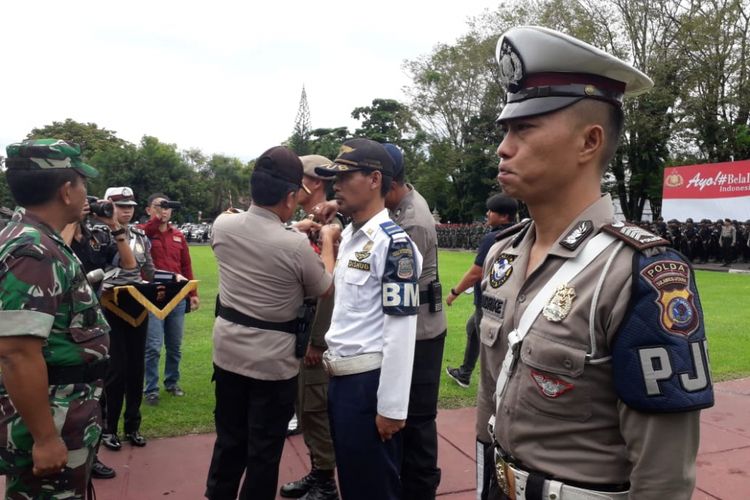 Kapolda Sulut Irjen Pol Bambang Waskito saat memasangkan pita tanda operasi, di halaman Mapolda Sulut, Jumat (21/12/2018).