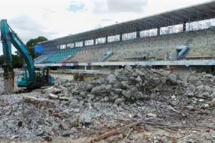 Alat berat dioperasikan untuk merenovasi Aquatic Centre Gelora Bung Karno, Sabtu (1/10/2016), dalam upaya merenovasi venue guna penyelenggaraan Asian Games 2018. 