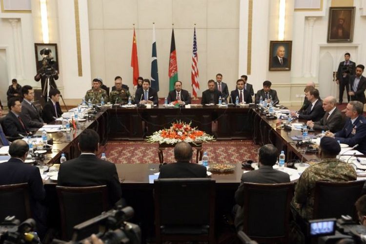 Delegasi dari Afganistan, Pakistan, AS and China membahas upaya menghentikan perang dengan Taliban di Istana Presiden di Kabul, Afganistan, Senin, 18 Januari 2016. (Foto: Dok.)
