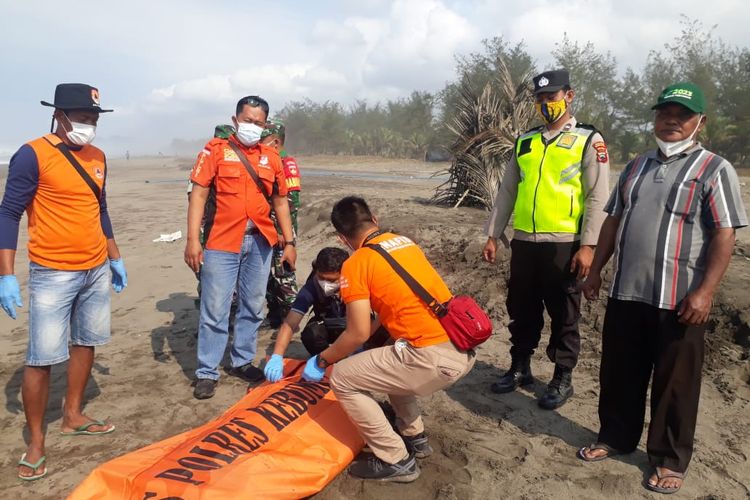Evakuasi jasad SM di Pantai Gilianyar, Desa Sidoharjo, Kecamatan Puring, Kebumen, Jawa Tengah, Kamis (5/10/2023).