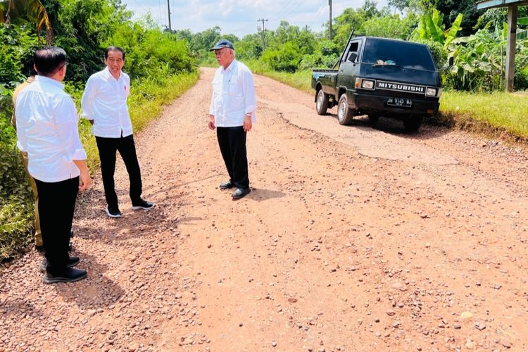 Presiden Joko Widodo dan Menteri PUPR Basuki Hadimuljono saat meninjau kerusakan di ruas jalan Kota Jambi-Sungai Gelam di Provinsi Jambi, pada Selasa (16/5/2023).