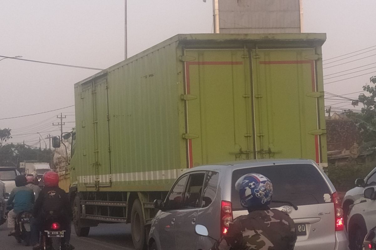 Jalan Pantura Semarang-Demak tersendat karena ada perbaikan jalan di beberapa titik