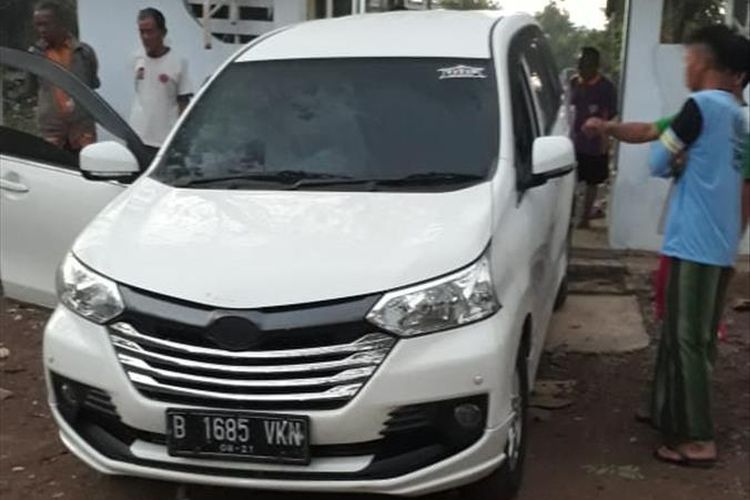 Inilah kondisi mobil daihatsu Xenia warna putih yang ditemukan warga nyasar masuk kuburan di Dusun Sawahan, Desa Dagangan, Kecamatan Dagangan, Kabupaten Madiun, Senin ( 29/7/2019) pagi.