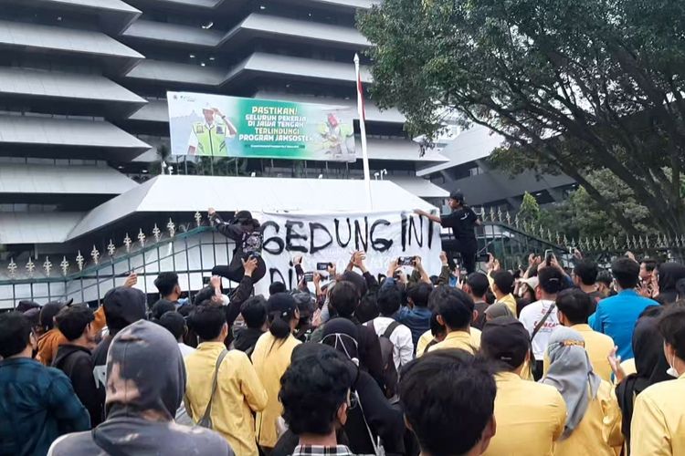 aksi solidaritas untuk Wadas kembali melakukan aksi demonstrasi di depan kantor Gubernur Jawa Tengah, Kamis (31/3/2022).