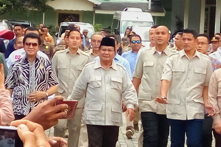 Capres nomor urut 02 Prabowo Subianto saat menghampiri wartawan usai bertemu dengan Sri Sultan HB X di Kantor Kepatihan, Kota Yogyakarta, Senin (8/4/2019). 