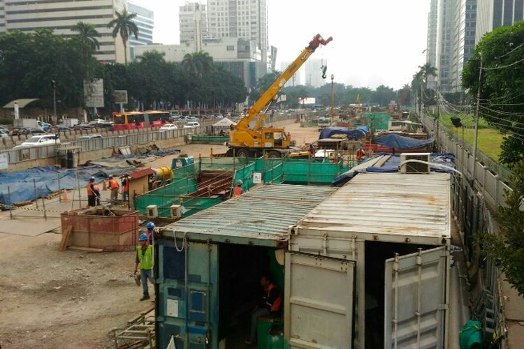 Situasi dan kondisi teraktual area proyek pembangunan MRT di depan Ratu Plaza, Kamis (18/5/2017).