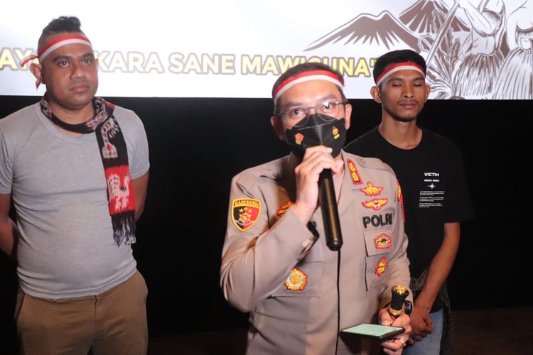 Kapolresta Denpasar AKBP Bambang Yugo Pamungkas saat menyampaikan kata sambutan dalam acara nobar film KKN di Desa Penari di bioskop di Denpasar, Bali, Rabu (1/6/2022). /Dok. Humas Polresta Denpasar
