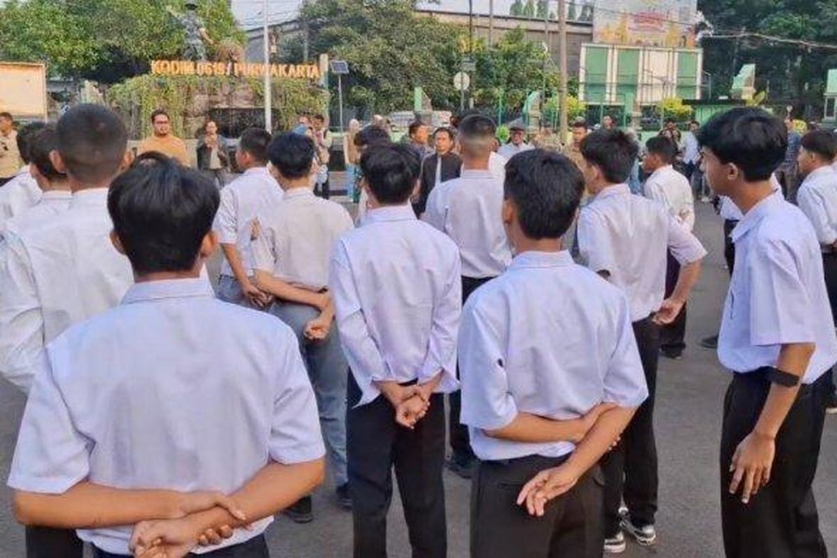 Para siswa asal Purwakarta, Subang dan Karawang yang hendak menjalani pendidikan karakter di barak militer, Rindam Bandung, Senin (9/6/2025).