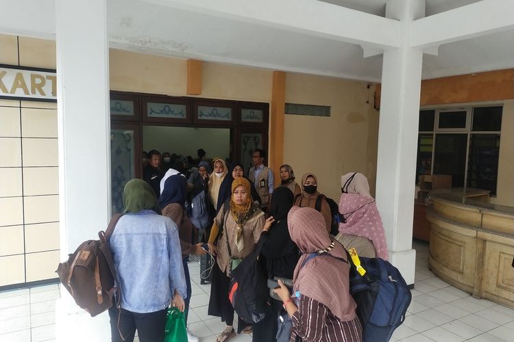 Para Pekerja Migran Indonesia Ilegal saat ditampung di shelter Kantor UPT-P2TKI Disnakertrans Jatim.