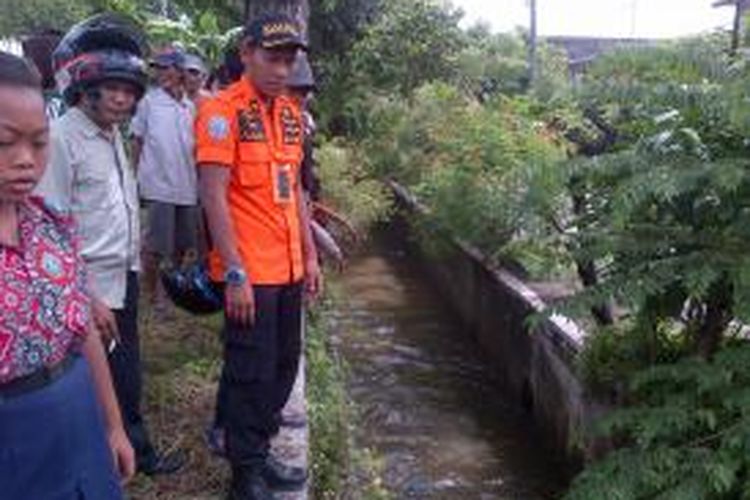 Ibu dan anak balitanya hilang terseret arus banjir 