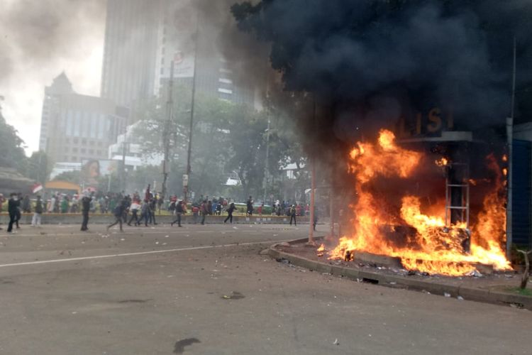 Pos Polisi di dekat Patung Kuda Arjuna Wiwaha dibakar oleh massa aksi tolak UU Cipta Kerja, Kamis (8/10/2020). 