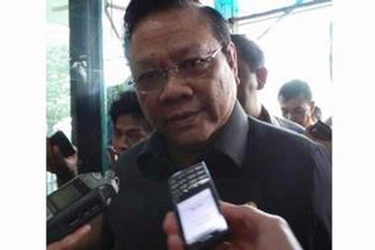 Menko Kesra Agung Laksono memenuhi panggilan pemeriksaan KPK sebagai saksi kasus dugaan korupsi Revisi Peraturan Daerah (Perda) Nomor 6 Tahun 2010 tentang Penambahan Biaya Arena Menembak PON Riau, Kamis (4/4/2013), di Gedung KPK, Jakarta.