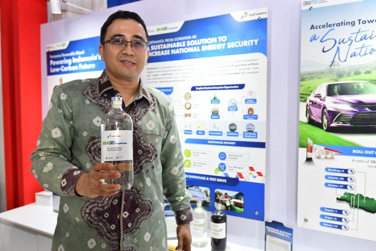 SVP Technology Innovation Pertamina Oki Muraza menunjukkan produk bioethanol usai acara Talkshow Green Energy. Acara yang merupakan bagian acara Beyond Zero Carbon Neutrality (CN) Mobility Event diselenggarakan di Gambir Expo, Kemayoran, Jakarta pada Jumat (14/2/2025).
