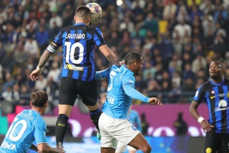 Penyerang Inter Milan, Lautaro Martinez (10), menyundul bola dalam pertandingan final Piala Super Italia 2023 melawan Napoli.