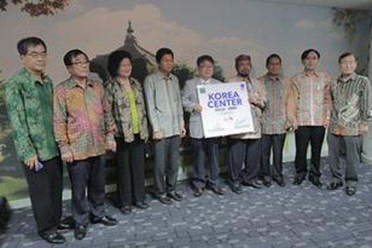 Jajaran rektorat UMN, Ketua Korea–Indonesia Friendship Association, Director dari Silla Korean Center, serta Atase Pendidikan Kedutaan Besar Korea, pada pembukaan Korea Center Silla UMN (KCSU), Jumat, (29/5/2015) kemarin di Kampus UMN, Serpong.
