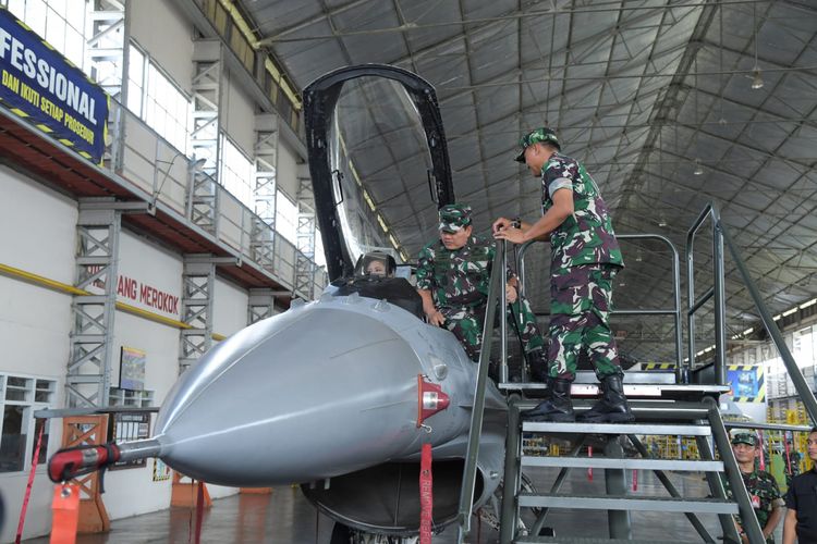 Tujuh pesawat tempur F-16 A/B milik TNI Angkatan Udara (AU) berhasil ditingkatkan kemampuannya oleh Skuadron Teknik 042 (Skatek 042), Lanud Iswahjudi, Magetan, Jawa Timur. Panglima TNI Laksamana Yudo Margono didampingi Kepala Staf Angkatan Udara (KSAU) Marsekal Fadjar Prasetyo meninjau perkembangan program tersebut di Lanud Iswahjudi, pada Sabtu (11/3/2023).