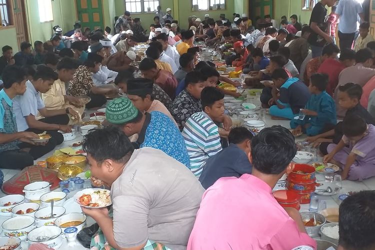 Tradisi 'Makan Bajambau' di Dusun Jawi-Jawi Desa Koto Perambahan, Kecamatan Kampa, Kabupaten Kampar, Riau,  Jumat (3/5/2019),  dalam rangka menyambut bulan suci ramadhan. 